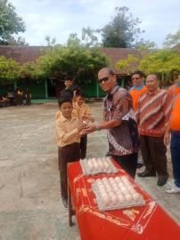 PENYERAHAN TELUR PROGRAM CSR PT MALINDO KEPADA SISWA SEKOLAH DASAR